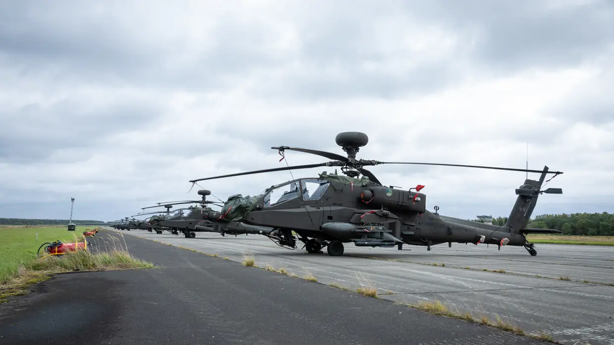 Een rij Chinooks opgesteld. Daarnaast een rij Apaches opgesteld. 