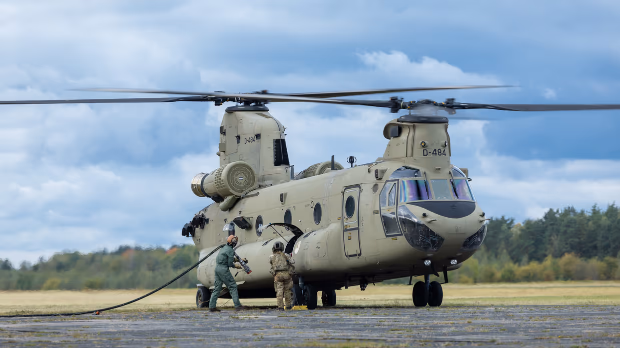 Militairen gaan Chinook in en Chinook wordt bijgetankt. 