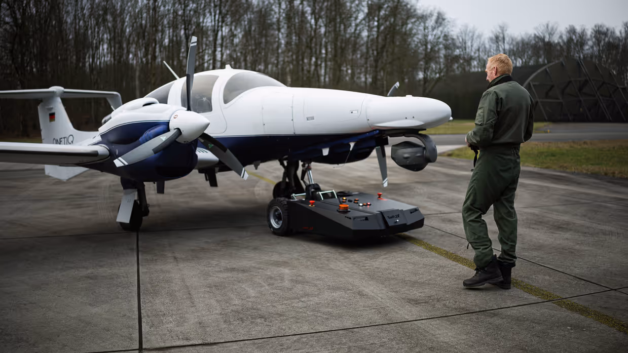 Diamond DA62 MPP-patrouillevliegtuig wordt met een grondvoertuig uit de hangaar gehaald. 