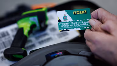  De voor- en achterkant van een kaartje, ter grootte van een bankpas. Op de voorkant staat de tekst ‘Veiligheid gaat boven alles’, aan de achterkant een reeks vragen zoals ‘Weet ik wat ik moet doen?’