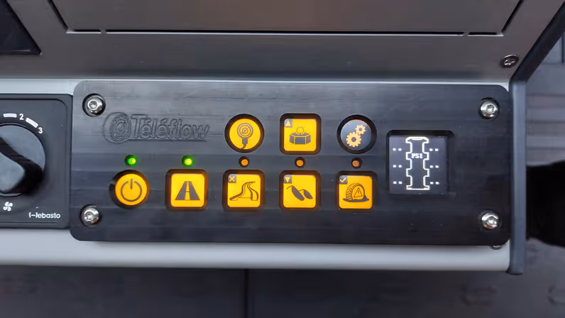 Bedieningspaneel dashboard brandweervoertuig. 