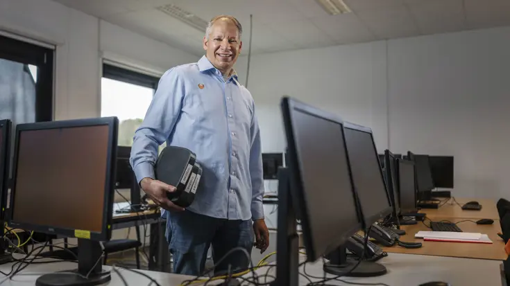 Projectleider Sven staat tussen de werkplekken die worden ingericht voor de oefening Falcon Leap.