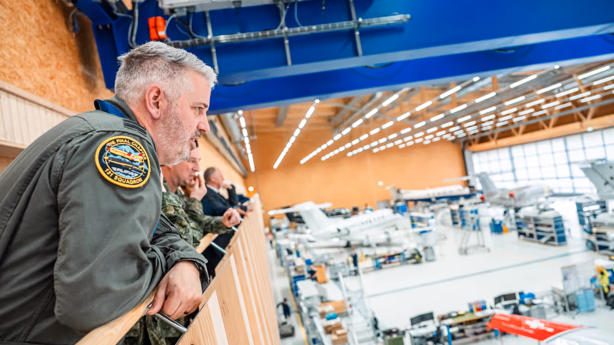 Foto van een lesvliegtuig in aanbouw in een fabriek. 