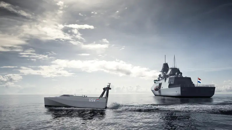 Een klein schip vaart weg van een groot grijs schip op een kalme zee.