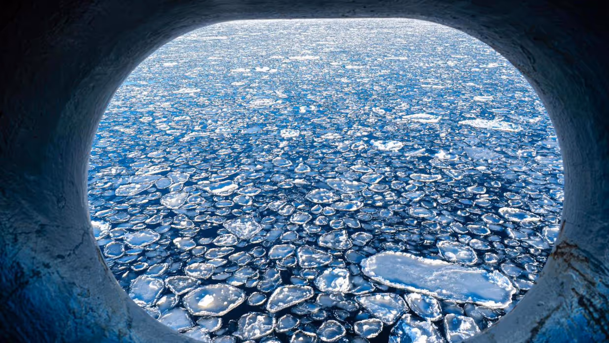 Afbeeldingen van het ‘pannenkoekijs’ waar het schip doorheen vaart. Dit zijn kleine ijscirkels die in de zee drijven. Ook een foto van het schip dat door het ijswater vaart en een klein bootje dat over de zee scheurt.