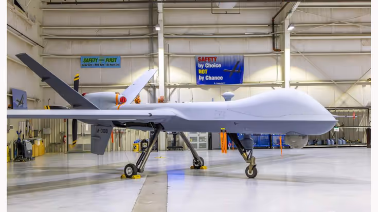 Een MQ-9 GB2 drone in een hangaar.