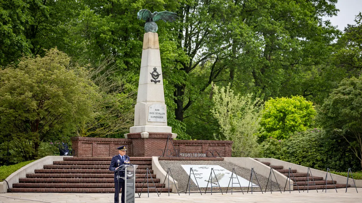 Commandant Lucht- en Ruimtestrijdkrachten luitenant-generaal André Steur houdt een toespraak.