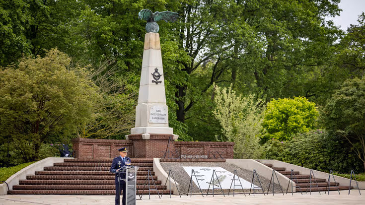 Commandant Lucht- en Ruimtestrijdkrachten luitenant-generaal André Steur houdt een toespraak.
