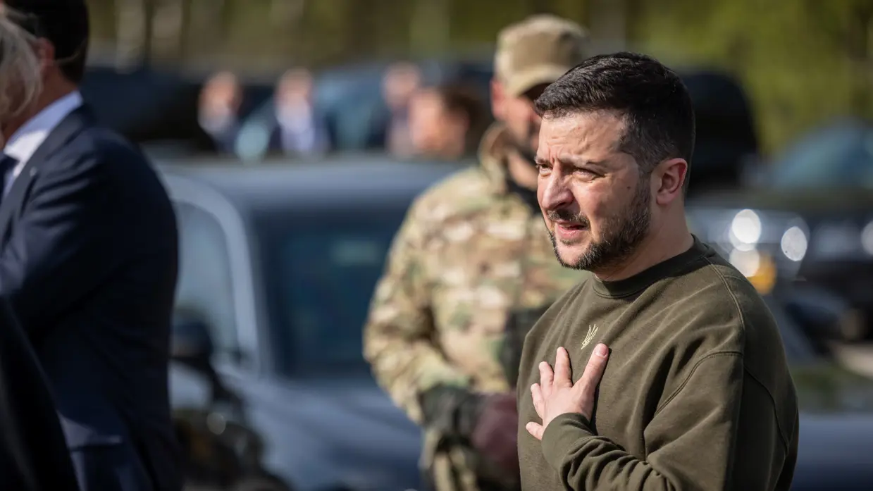 Zelensky spreekt Nederlandse defensiemedewerkers toe en bedankt hen. 