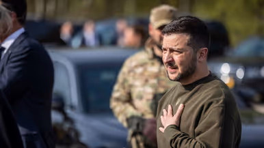 Zelensky spreekt Nederlandse defensiemedewerkers toe en bedankt hen. 