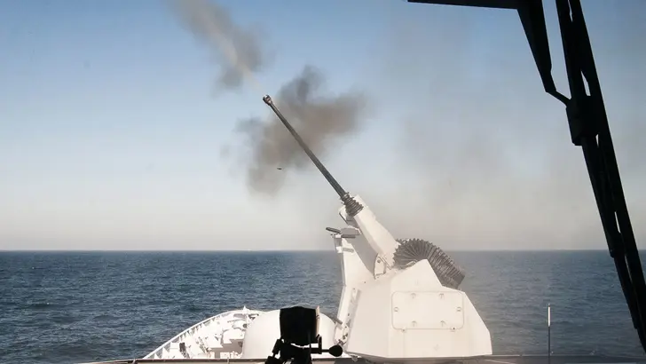 Het 30mm-snelvuurkanon Oto Melara Marlin schiet af.