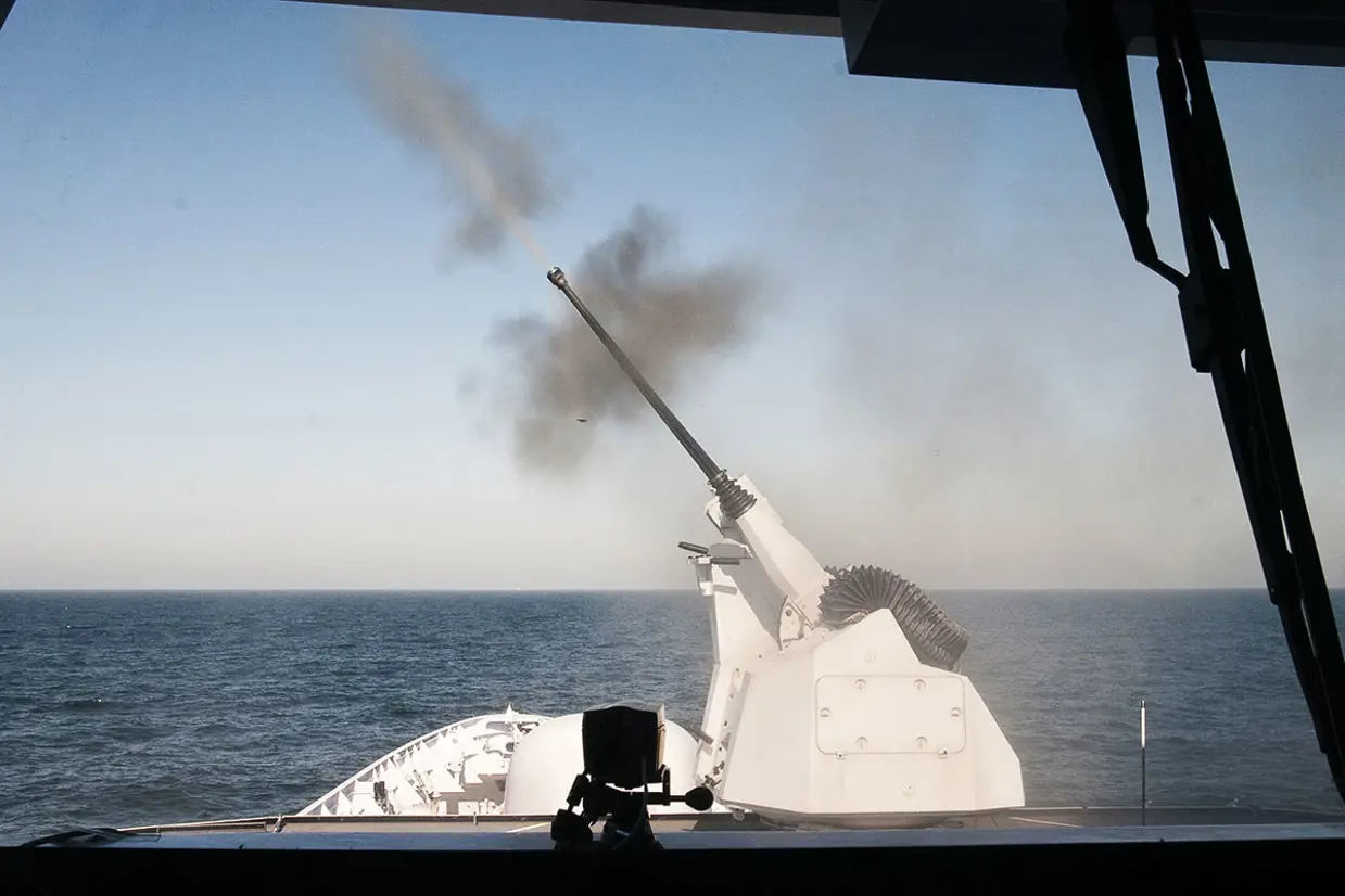 Het 30mm-snelvuurkanon Oto Melara Marlin schiet af.
