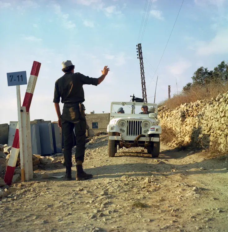 Nederlandse UNIFIL-militair bij controlepost.