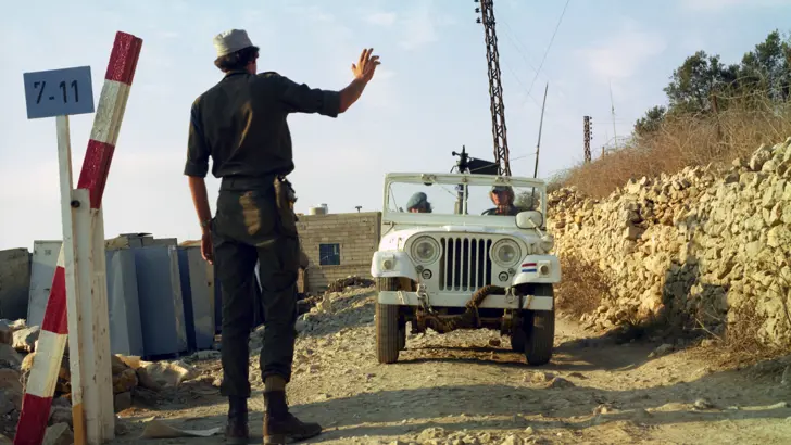 Nederlandse UNIFIL-militair bij controlepost.