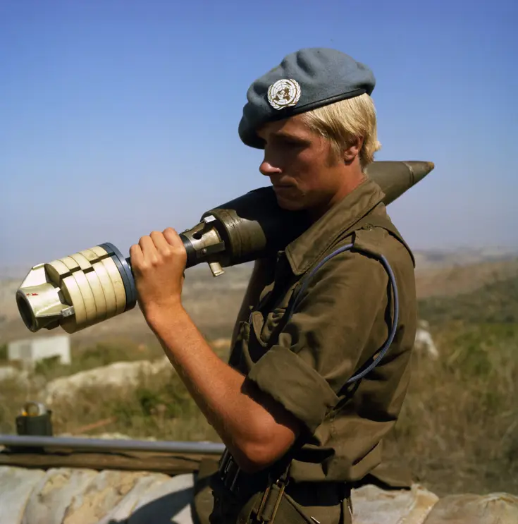 Nederlandse UNIFIL-militair met granaat in handen.