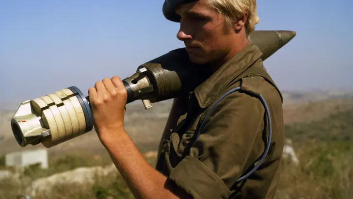 Nederlandse UNIFIL-militair met granaat in handen.