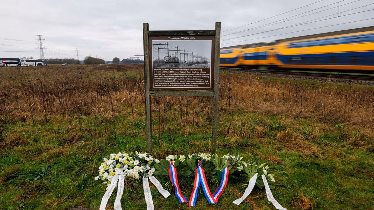 Links een groep mensen, waaronder militairen in uniform bij een bord langs de spoorlijn. Rechts: bloemen en kransen bij een bord met daarop een afbeelding van een oude trein, terwijl een moderne trein langs raast.