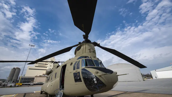 De CH-47F MYII CAAS van voren bezien.