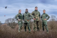 Militairen poseren op de heide in nieuwe kledij.