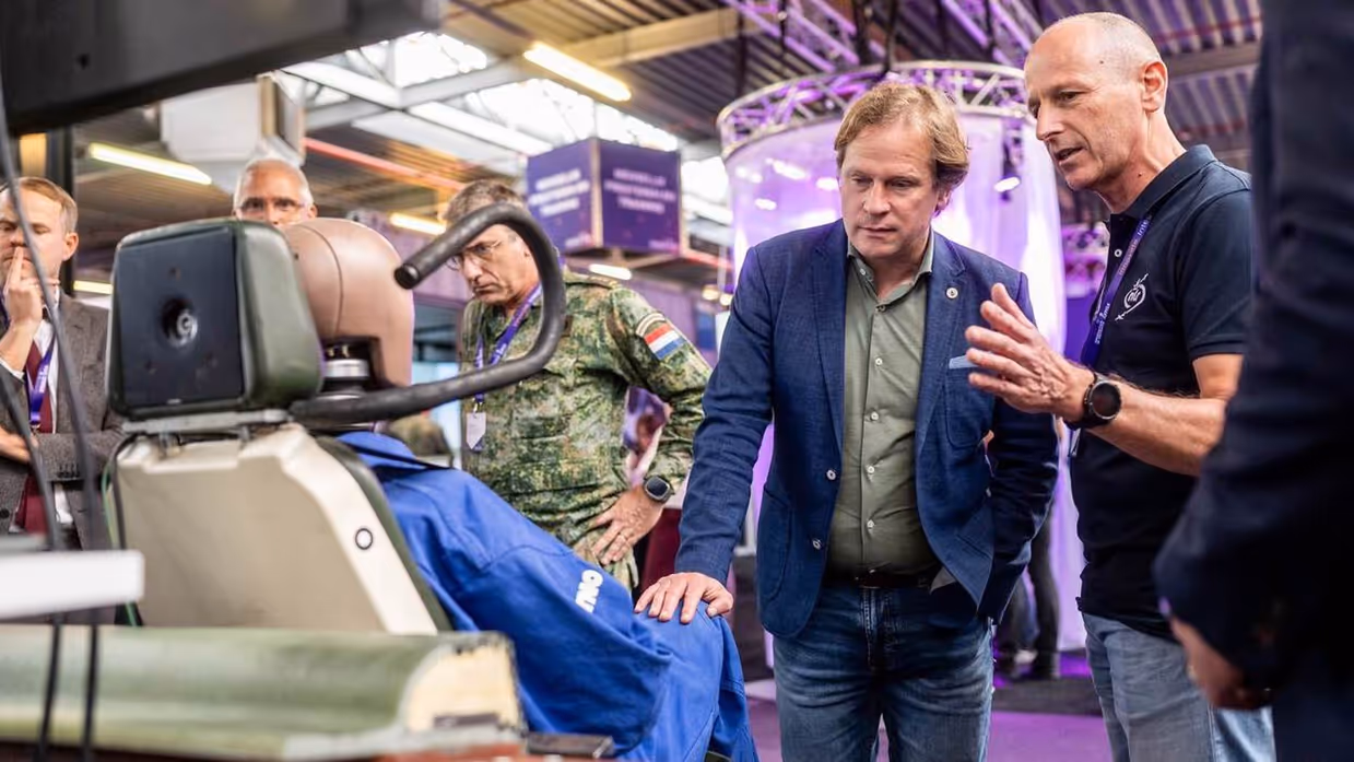 Gijs Tuinman kijkt naar een dummy op een stoel.