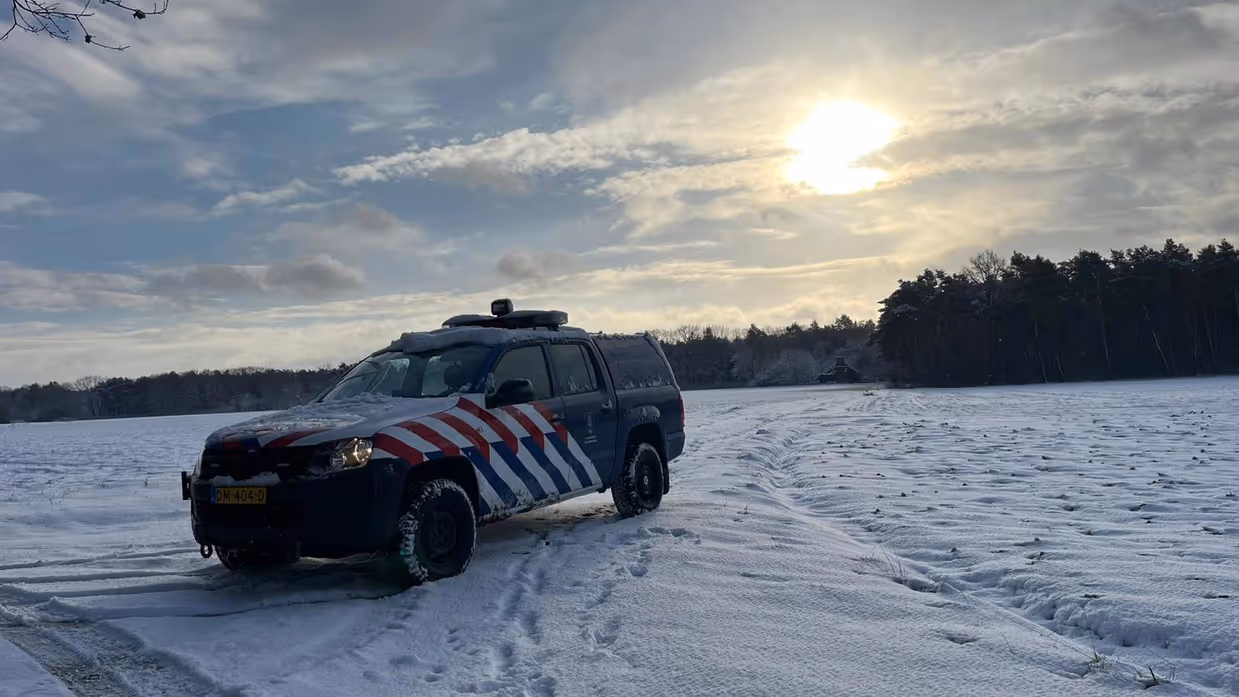 Voertuig van de Marechaussee in de sneeuw. 