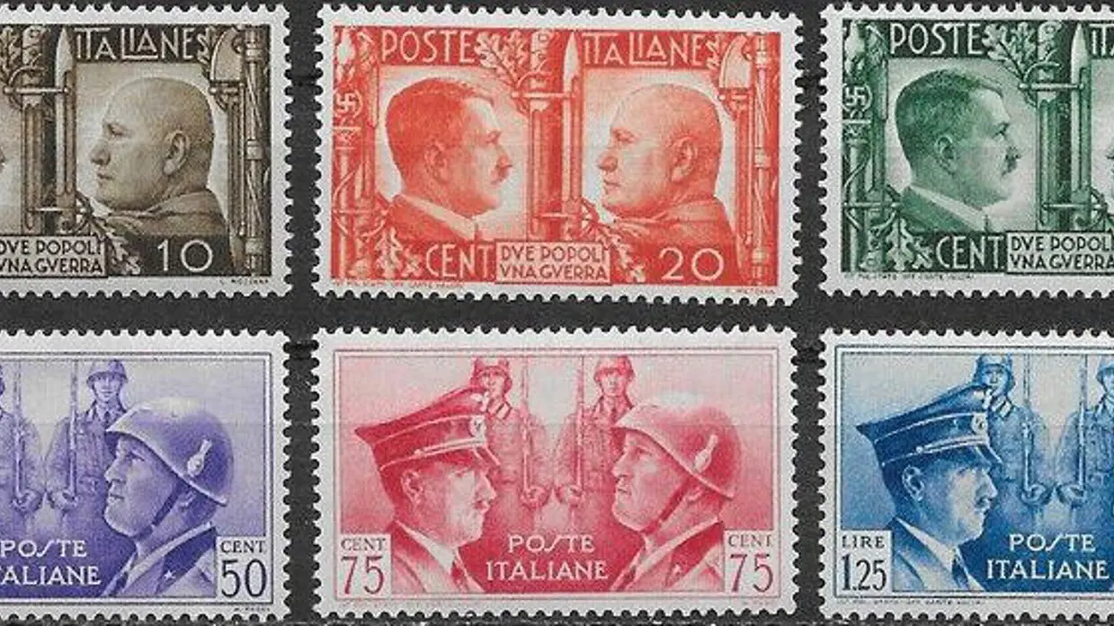 Postzegels met de beeltenissen van Adolf Hitler en Benito Mussolini.