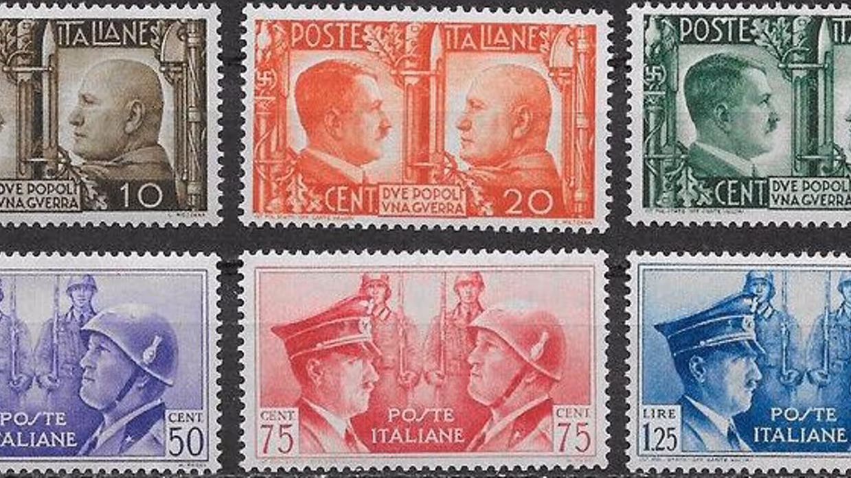 Postzegels met de beeltenissen van Adolf Hitler en Benito Mussolini.