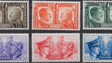 Postzegels met de beeltenissen van Adolf Hitler en Benito Mussolini.