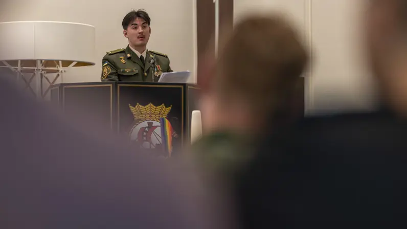 Oleksandr houdt een toespraak