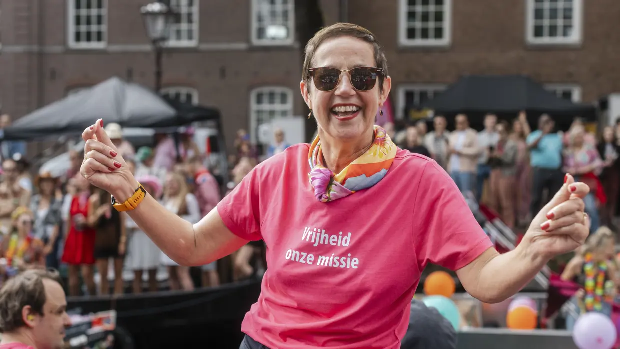 Een vrouw draagt een T-shirt waar 'Vrijheid onze missie' op staat. 
