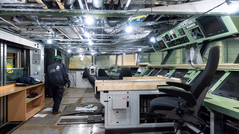 De commandocentrale van Zr.Ms. Holland tijdens onderhoud, met open plafonds en gedemonteerde consoles.&nbsp;