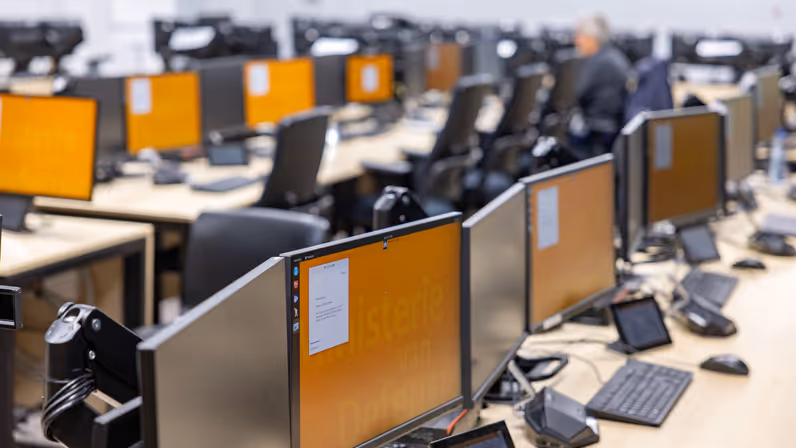 Twee beeldschermen naast elkaar. 