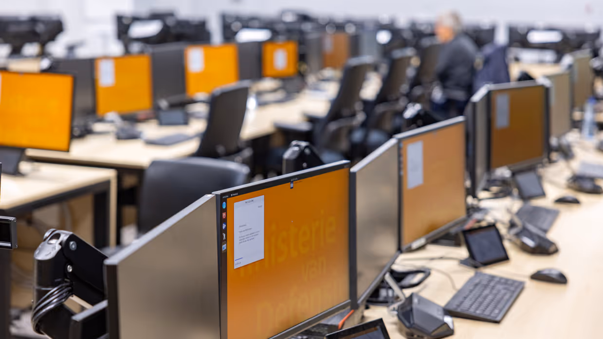 Twee beeldschermen naast elkaar. 