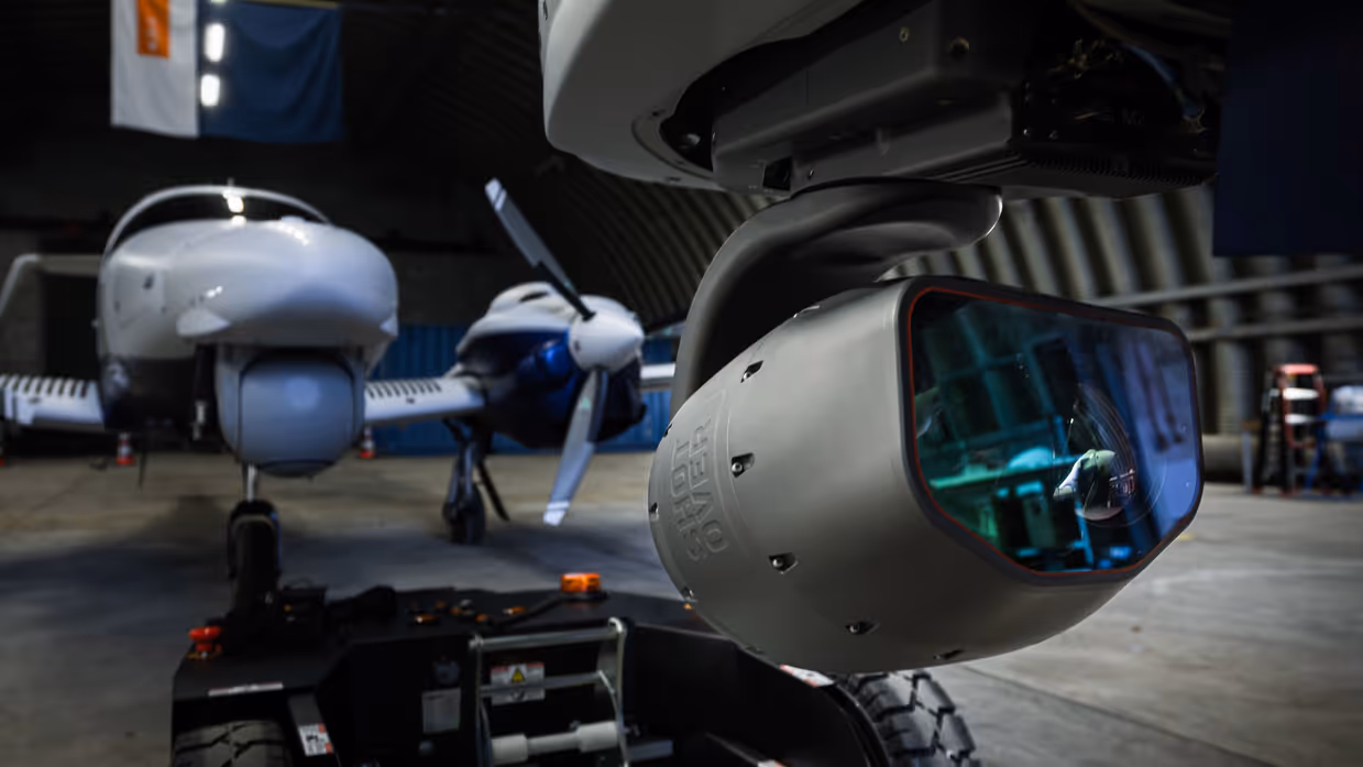 Gestabiliseerd camerasysteem onder de neus van het KMar-patrouillevliegtuig in de hangaar op vliegbasis Gilze-Rijen. 