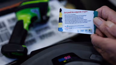 De voor- en achterkant van een kaartje, ter grootte van een bankpas. Op de voorkant staat de tekst ‘Veiligheid gaat boven alles’, aan de achterkant een reeks vragen zoals ‘Weet ik wat ik moet doen?’