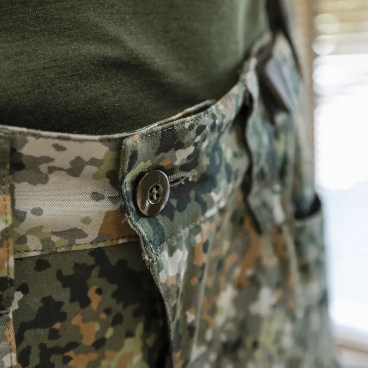 Knoop op broek van militaire gevechtskleding.