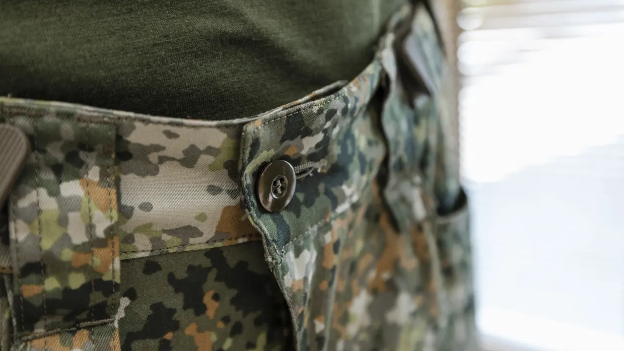Knoop op broek van militaire gevechtskleding.