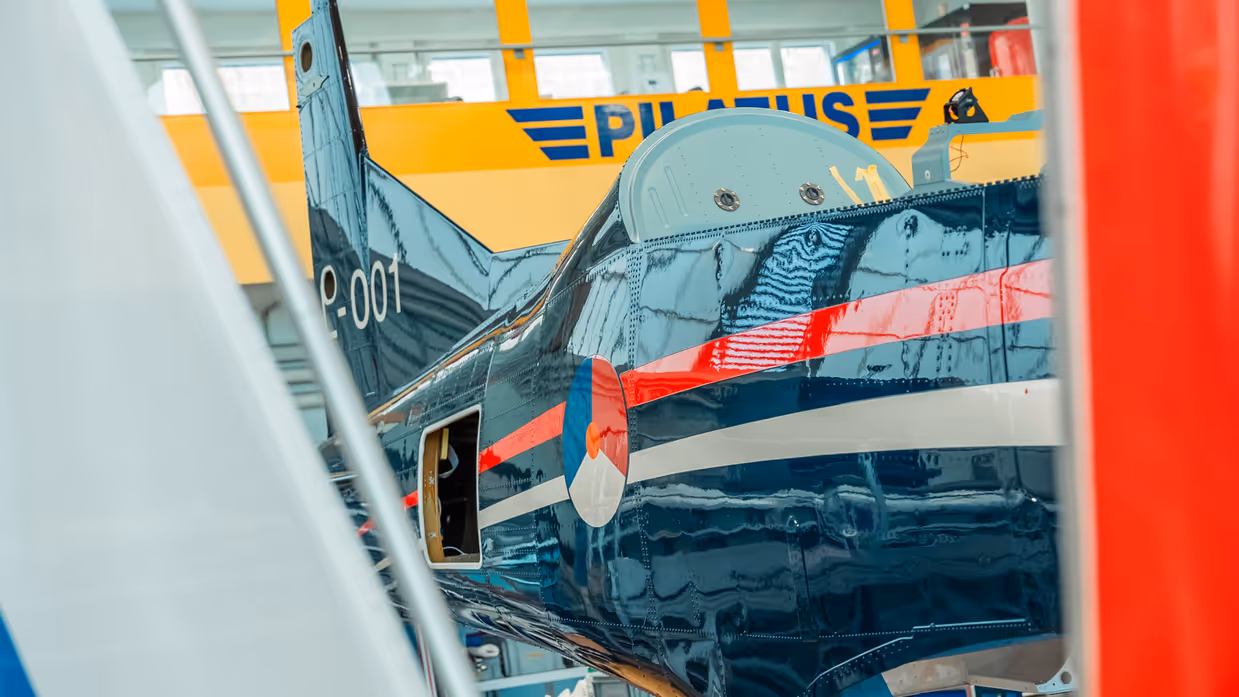 Foto van een lesvliegtuig in aanbouw in een fabriek. 