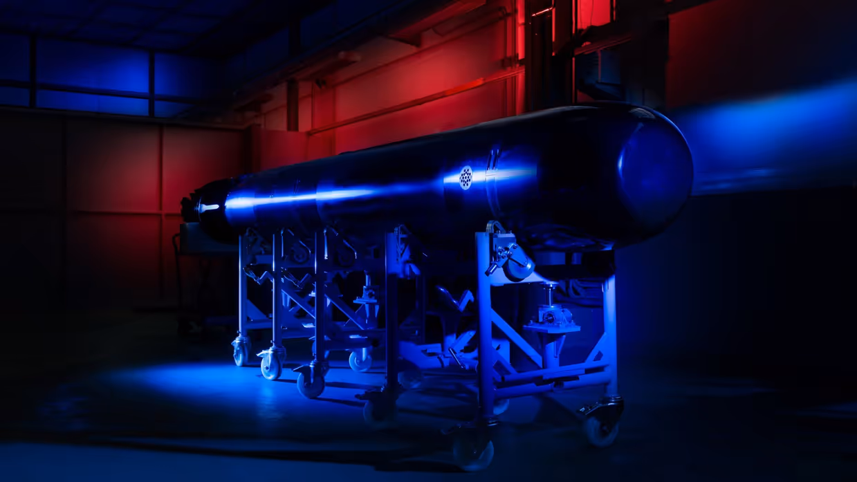 Een F-21-torpedo in een rood licht.