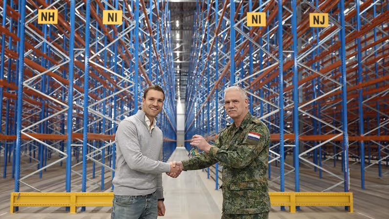 De verhuurder overhandigt de sleutel aan kolonel Jan Vonk. 