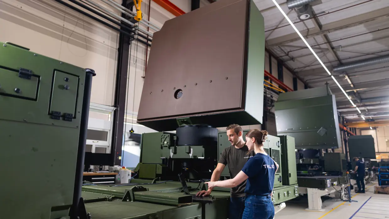 Twee medewerkers in de werkplaats bij Thales.