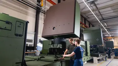 Twee medewerkers in de werkplaats bij Thales.