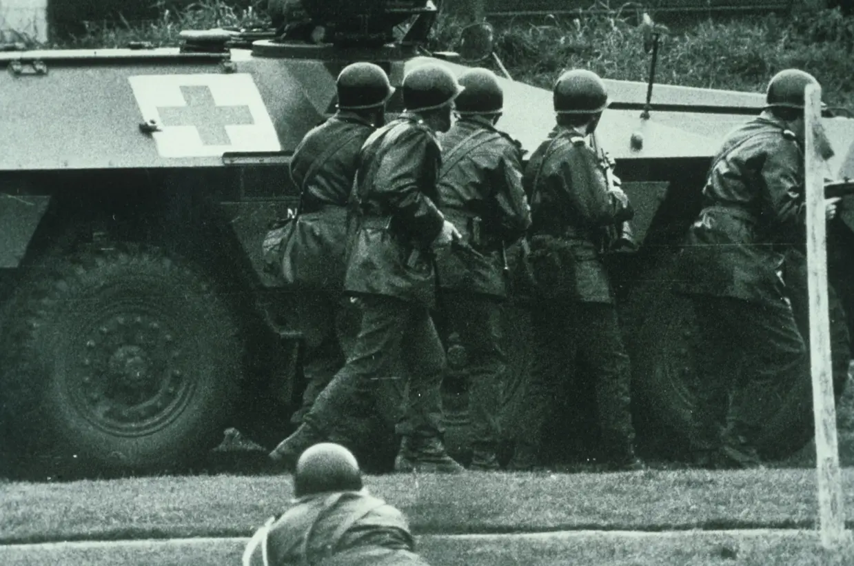 Mariniers achter legervoertuig bij treinkaping bij De Punt (mei 1977).