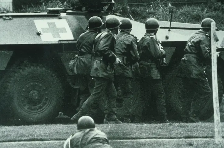 Mariniers achter legervoertuig bij treinkaping bij De Punt (mei 1977).