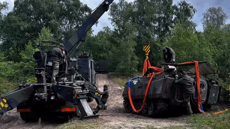 Militairen bergen met een vrachtwagen een ander voertuig.