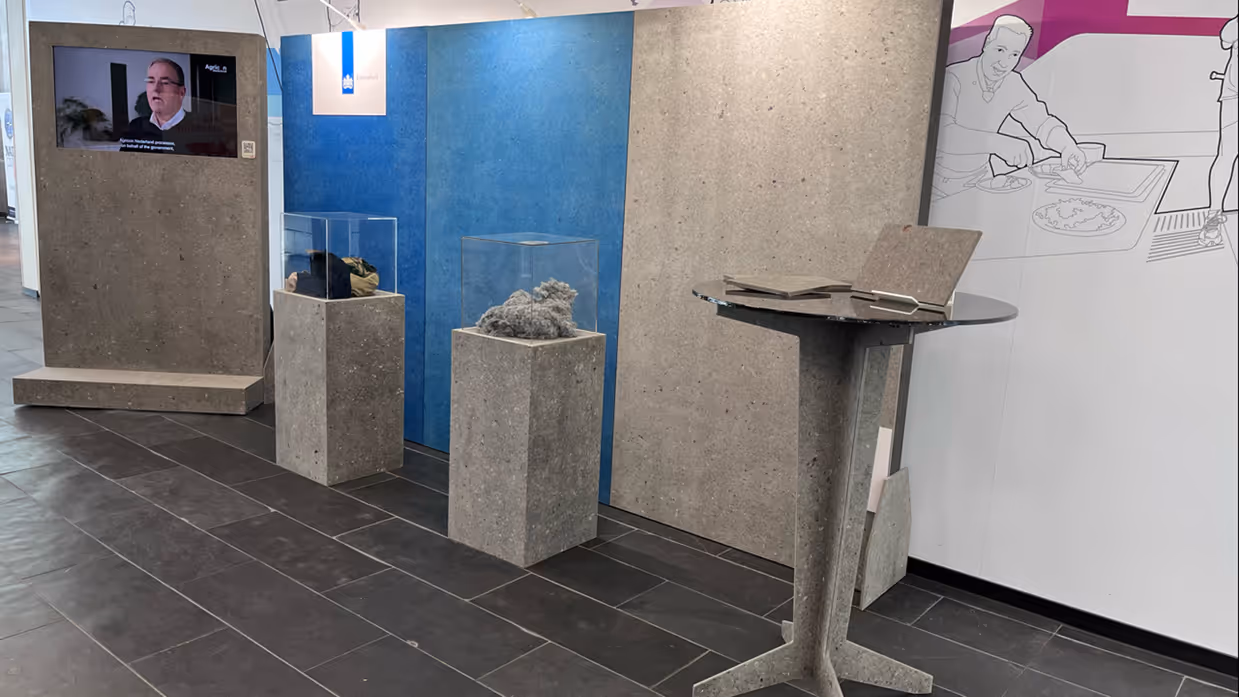 Circulaire panelen en een tafel voor een witte muur. 