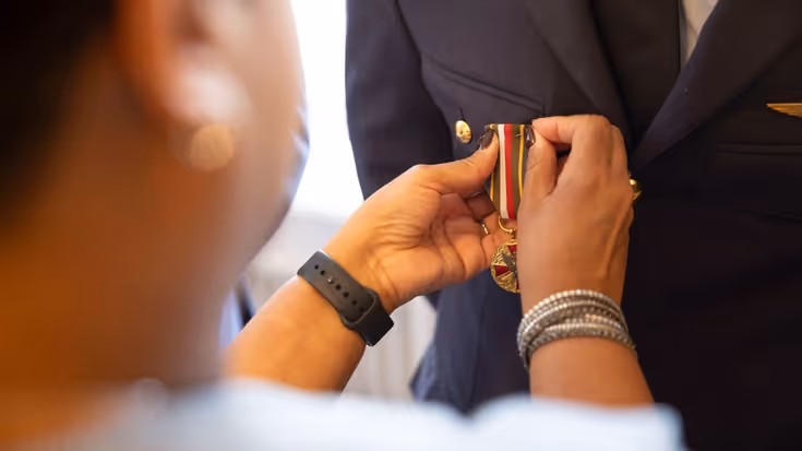 Vrouwenhanden speld medaille op. 