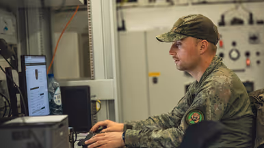Een militair maakt gebruik van een computer.