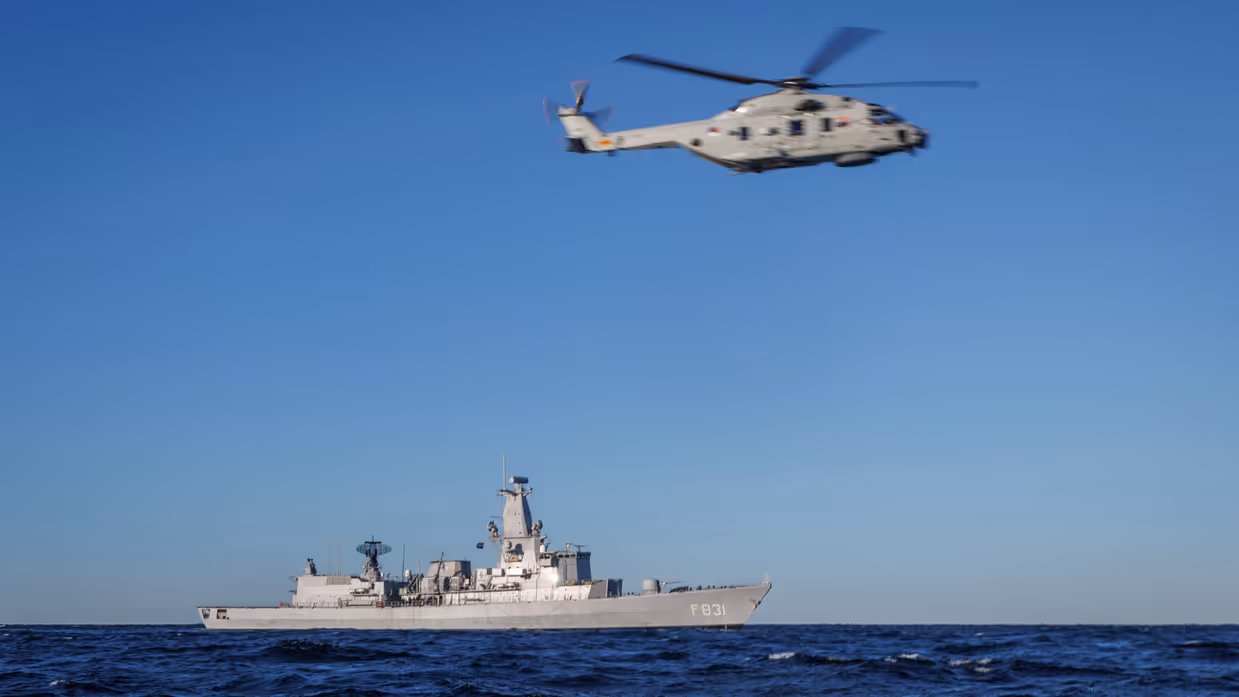 Een NH90-helikopter vliegt boven een schip. 