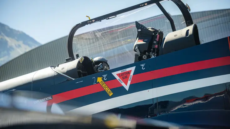 De piloot maakt zich klaar in de cockpit van het toestel.